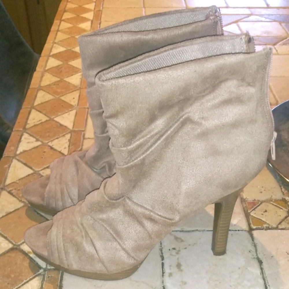 Fioni boots.